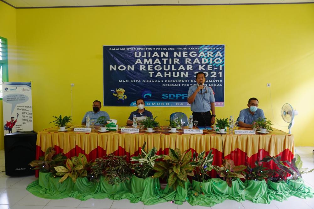 “Setelah calon anggota amatir radio mengikuti ujian dan dinyatakan lulus, wajib menggunakan frekuensi amatir untuk berkomunikasi dengan bijak dan tertib sesuai dengan aturan yang berlaku,” kata Plt Kepala Balai Monitor Spektrum Frekuensi Radio Kelas II Bengkulu Purgiantoro kepada peserta Ujian Negara Amatir Radio melalui sistem Computer Assisted Test (UNAR CAT) IV atau UNAR Non Reguler I, Minggu (4/4/2021).