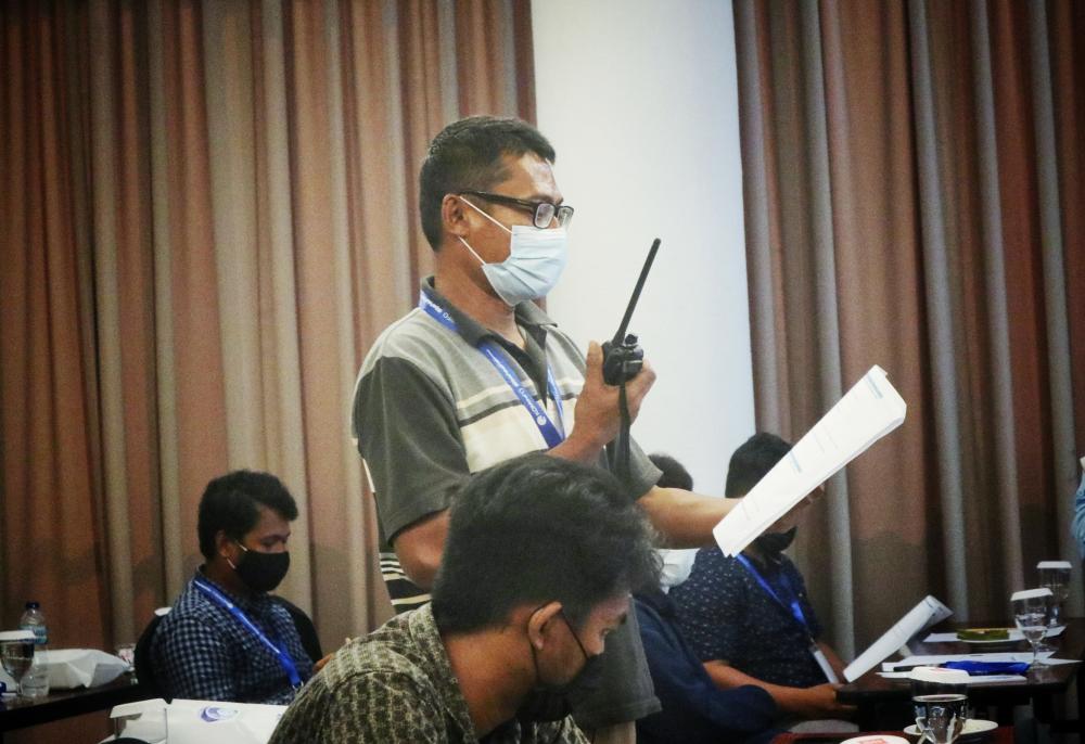 Peserta sosialisasi Bimbingan Teknis Sertifikasi Operator Radio untuk Nelayan, bersimulasi berkomunikasi menggunakan alat Peraga yang telah disediakan. Manado, Selasa  (6/4/2021).