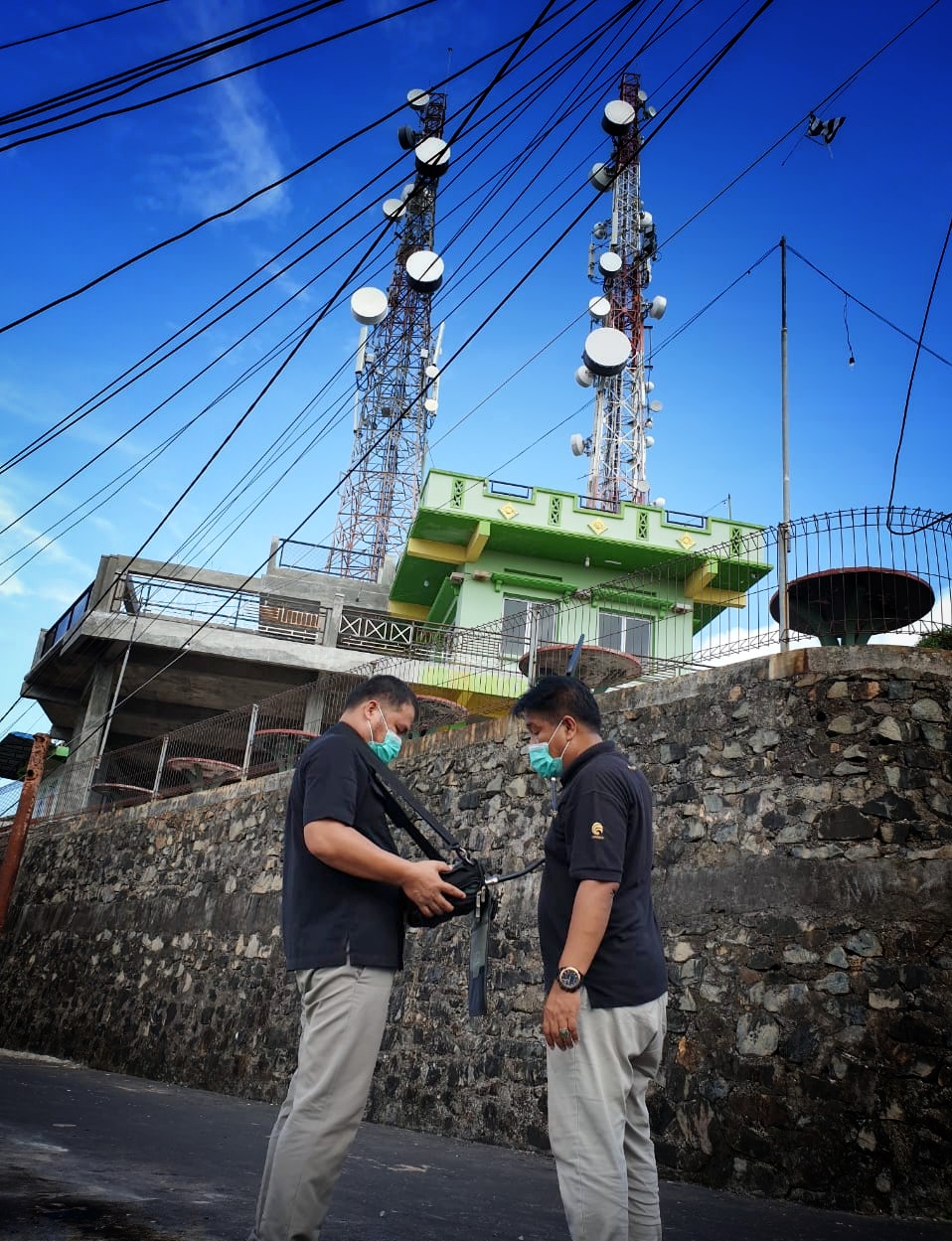 Dua petugas dari Balmon Batam sedang melakukan pengukuran penggunaan spektrum frekuensi radio berdasarkan izin kelas di Kota Tanjungpinang (24/04/2021)