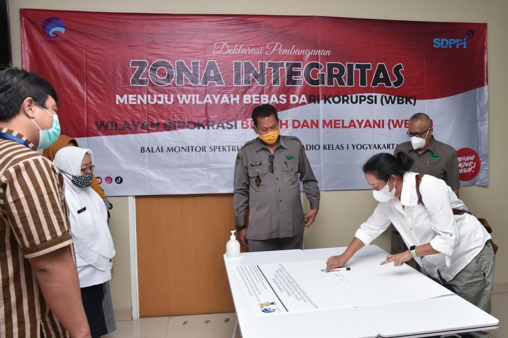 Ilustrasi: Pembangunan Zona Integritas (ZI) di Balai Monitor Spektrum Frekuensi Radio Kelas I Yogyakarta (Balmon Jogja) ditandai dengan deklarasi bersama yang dituangkan dalam Pakta Integritas di atas kertas putih besar (15/05/2021).
