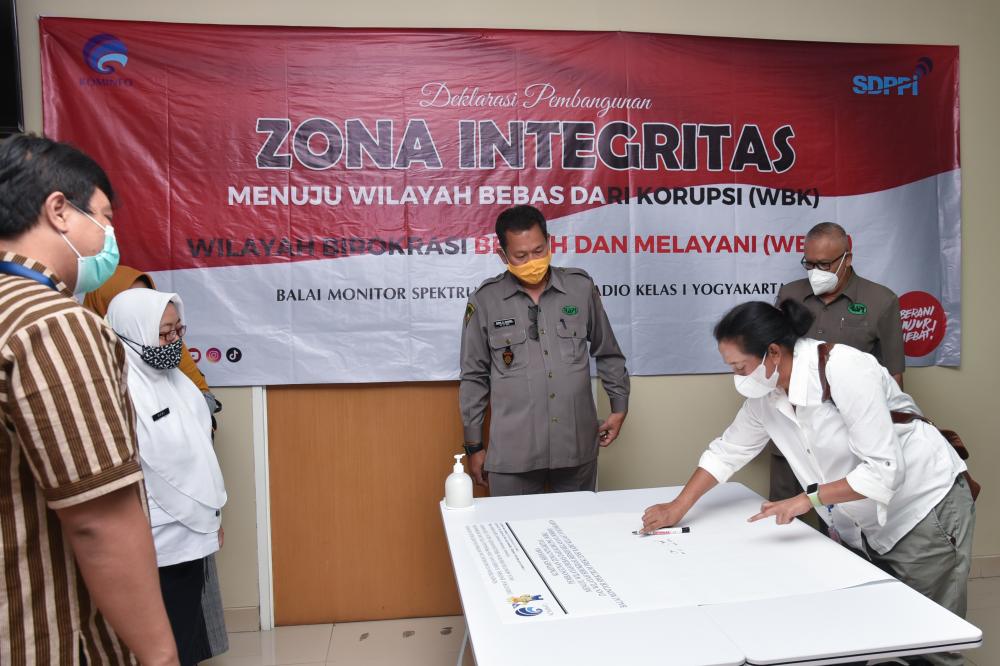 Pembangunan Zona Integritas (ZI) di Balai Monitor Spektrum Frekuensi Radio Kelas I Yogyakarta (Balmon Jogja) ditandai dengan deklarasi bersama yang dituangkan dalam Pakta Integritas di atas kertas putih besar (15/05/2021).
