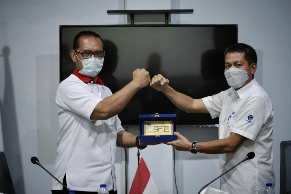 Balai Monitor Spektrum Frekuensi Radio Kelas II Batam (Balmon Batam) Andul Salam (kanan) menerima kunjungan kerja,  Kepala Balai Deteksi Sinyal (BDS) Batam Rudi Murtono (kiri), Senin (31/5/2021). Selain silaturahmi, kedua lembaga menjajaki kemungkinan kerja sama. 