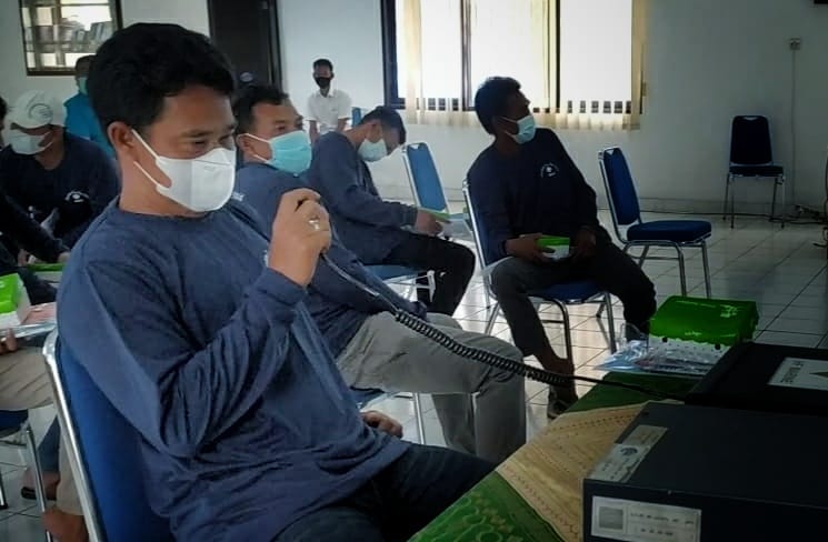 Salah satu ABK Kapal cara praktek penggunaan perangkat radio, Jembrana , Kamis (24/6/2021)