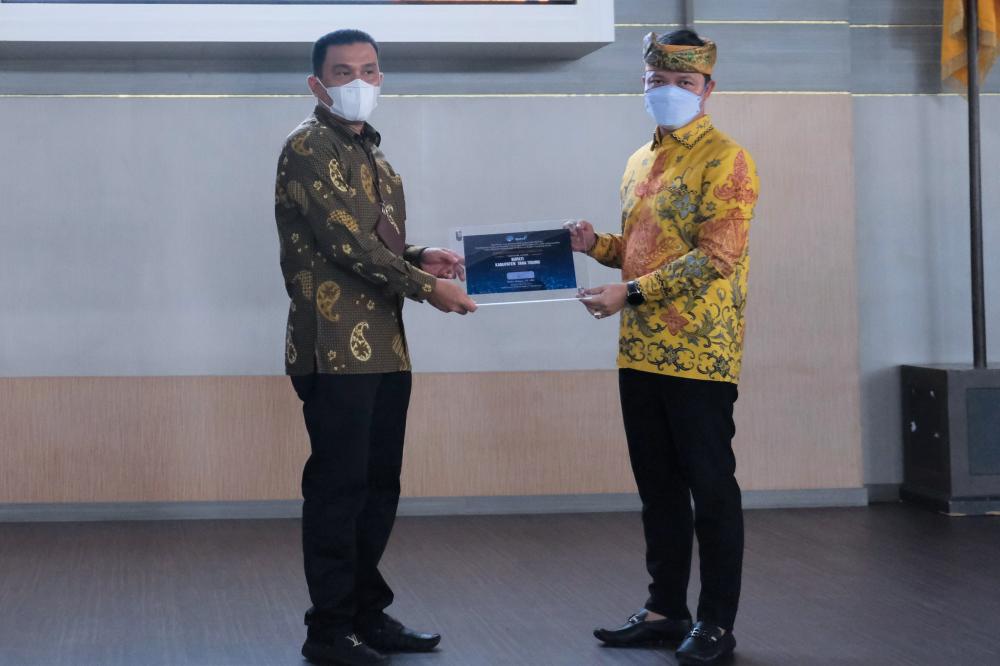 Kepala Loka Monitor Tanjung Selor, Indra Sofany (kiri) menyerahkan piagam kepada Bupati Tana Tidung Ibrahim Ali  pada kegiatan UNAR , Rabu (30/06/2021). 