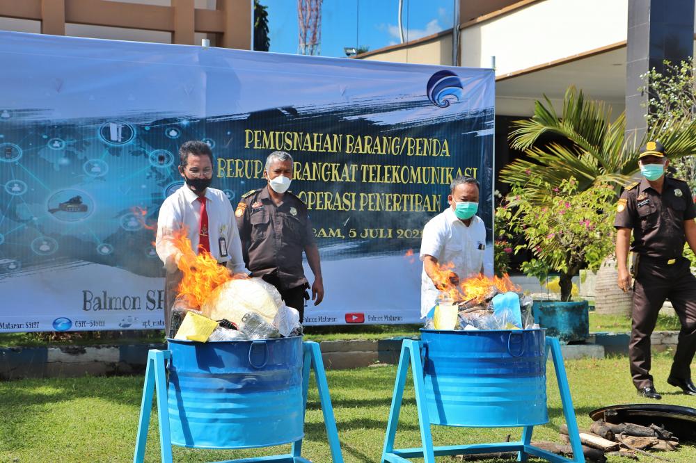 Pemusnahan perangkat ilegal dihadiri  para Penyidik Pegawai Negeri Sipil (PPNS) Balmon Mataram dan Kasi Korwas PPNS Polda NTB beserta anggotanya, bertempat di halaman Kantor Balmon Mataram, Senin (06/07/2021).