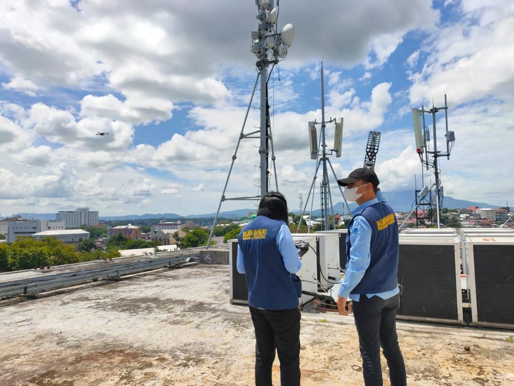Petugas Pengendali Frekuesi Balmon Kelas II Manado saat melakukan pengawasan dan pengendalian pasca pelaksanaan refarming. Manado (5/8/2021)