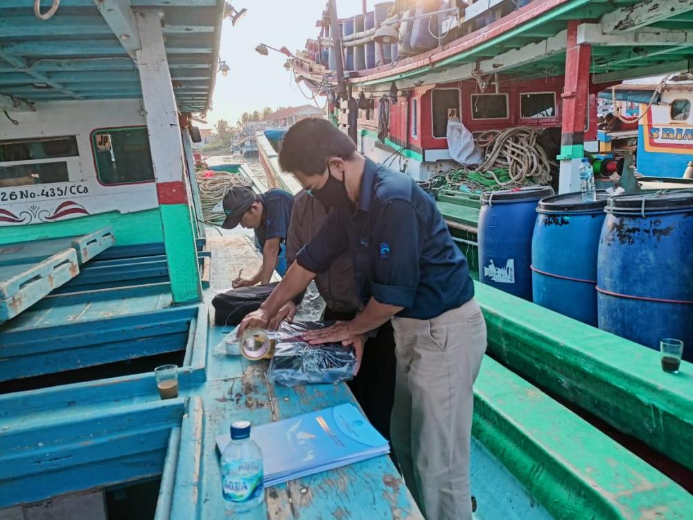 Petugas melakukan penyegelan terhadap perangkat radio maritim dan amatir saat pelaksanaan kegiatan Pekan Tertib Frekuensi, Rabu (25/08/2021).