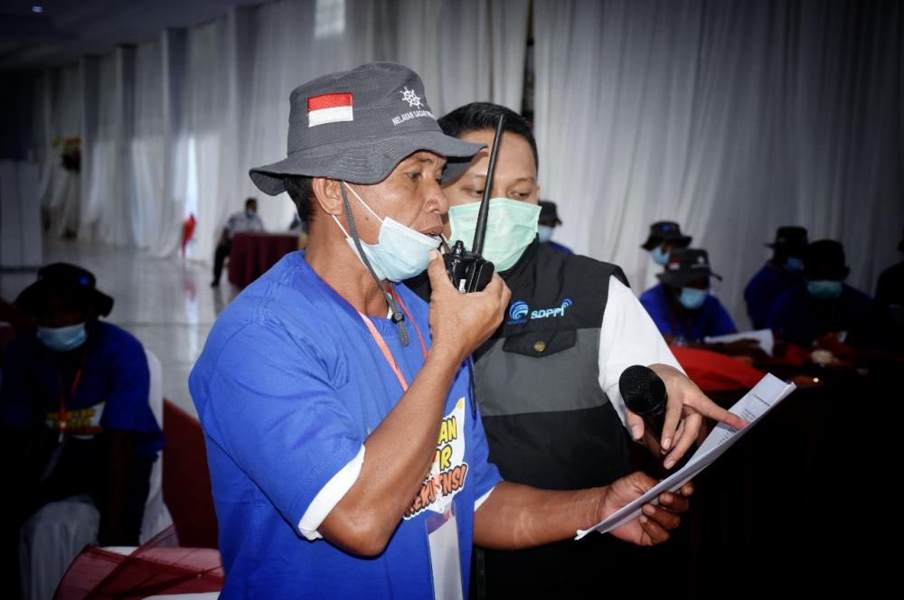 Peserta sosialisasi didampingi petugas Balmon Palu saat mengoperasikan perangkat telekomunikasi pada legiatan Sosialisasi dan Bimtek Sertifilasi Operator  Radio (SOR). Donggala, ( 31/08/2021)