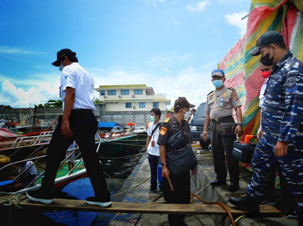 Sejumlah petugas gabungan melakukan penertiban perangkat telkomunikasi ilegal yang digunakan oleh Nelayan. Manado (29/08/2021)