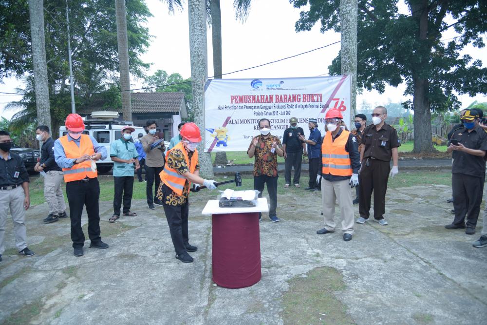Sesditjen SDPPI, R.Susanto, memulai kegiatan Pemusnahan Barang Bukti Hasil Penertiban ini bertempat di Lapangan Kantor Balai Monitor Spektrum Frekuensi Radio (SFR) Kelas I Tangerang, Selasa (31/08/2021).