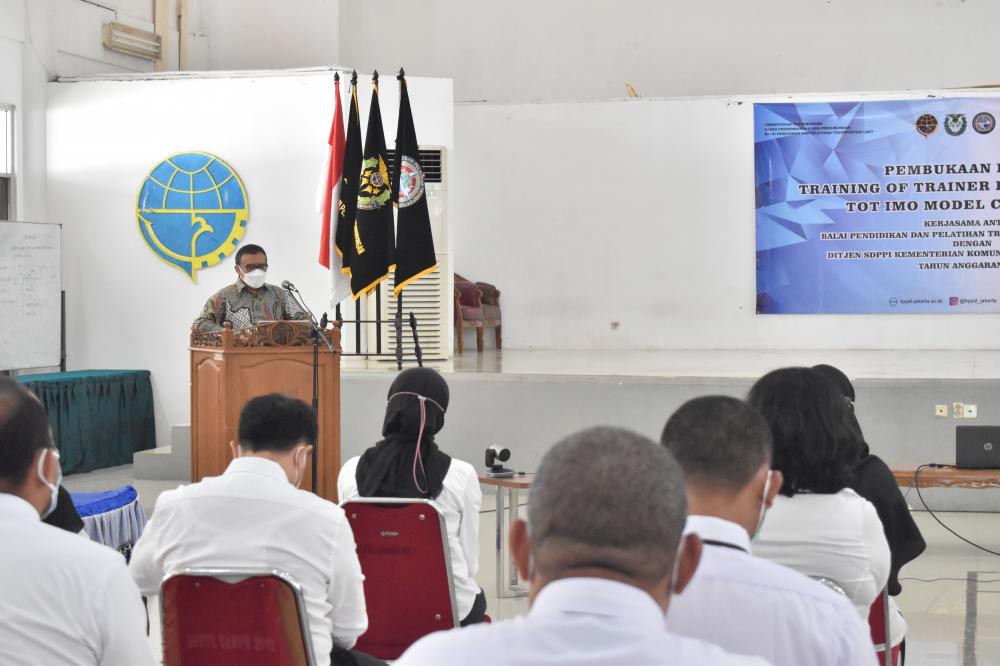 Direktur Operasi dan Sumber Daya Ditjen SDPPI Dwi Handoko menyampaikan arahan pada pembukaan diklat ToT for Instructor IMO bertempat di BP2TL Kemenhub, kamis (16/09/2021).