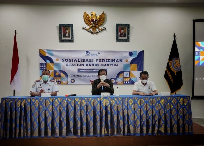Kepala Balai Monitor Spektrum Frekuensi Radio Kelas I Denpasar I Komang Sudiarta (Tengah) saat membuka Sosialisasi Perizinan Stasiun Radio Maritim di Pelabuhan Benoa, Denpasar, Kamis (23/9/2021)