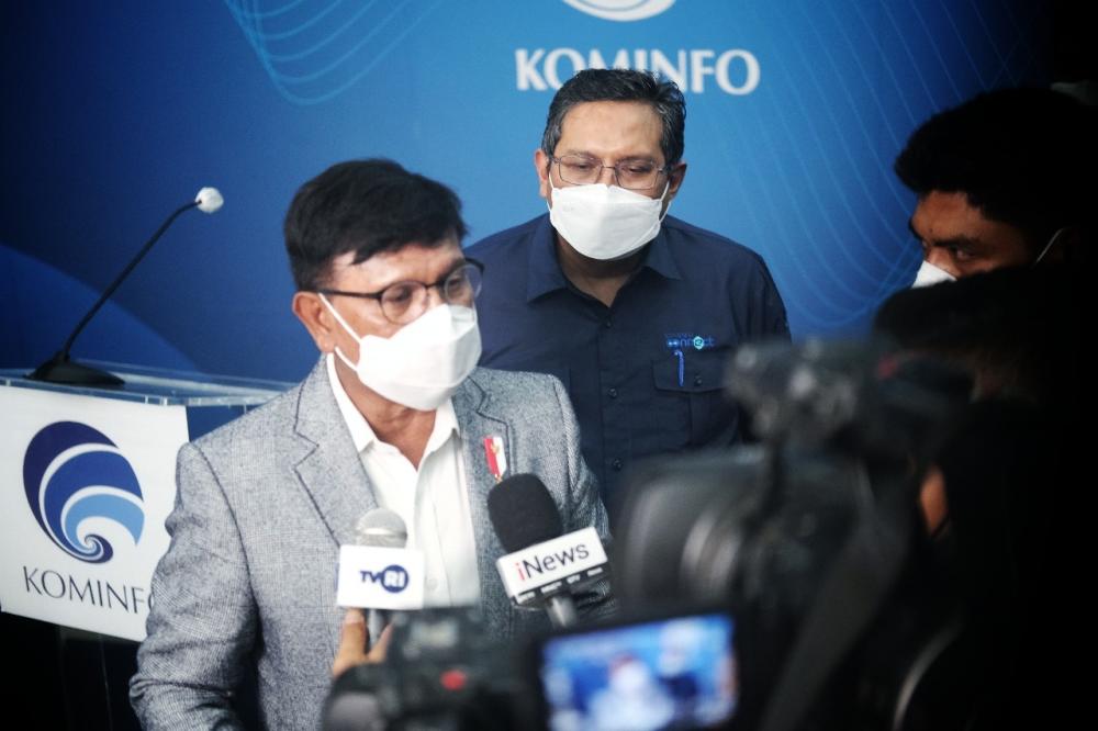 Menteri Komunikasi dan Informatika Jhonny G Plate (kiri) didampingi Dirjen SDPPI Ismail  saat  siaran pers Penutupan Kegiatan Penataan Ulang (Refarming) Pita Frekuensi Radio 2,3 GHz. Jakarta (29/09/2021)