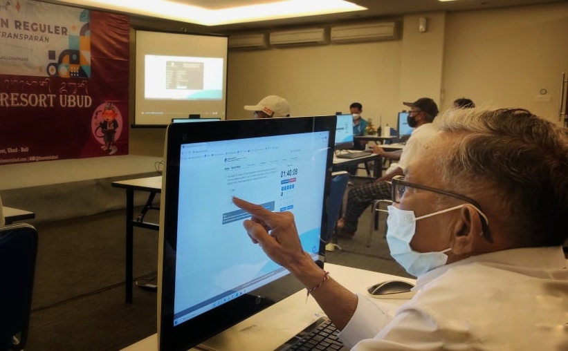 Peserta Ujian Negara Amatir Radio (UNAR) menggunakan PC All in one touch screen saat mengerjakan berbasis Computer Assisted Test (CAT). Badung (30/09/2021)