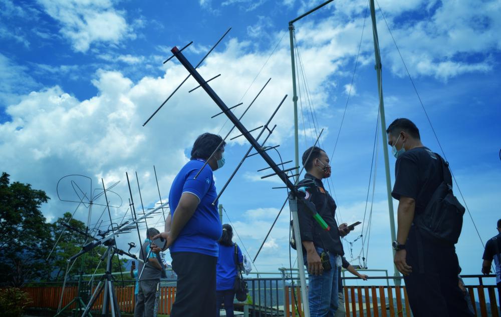 Balai Monitor Spektrum Frekuensi Radio Kelas II Manado selenggarakan Special Call  diikuti1.660 partisipan dari 59 negara guna  meriahkan peringatan Hari Bhakti Pos dan Telekomunikasi ke-76. Manado (27/09/2021)