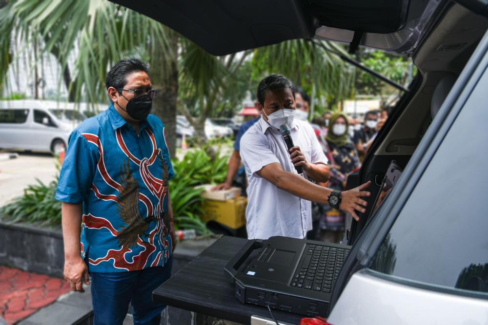 “Proses transformasi digital di Indonesia sedang bergerak. Saya harap seluruh perangkat yang terkoneksi dengan 5G dapat dimonitor dan dijaga,” kata Dirjen SDPPI Ismail pada peresmian Stasiun Mobil Bergerak di Halaman Utama Gedung Sapta Pesona, Kamis (14/10/2021).