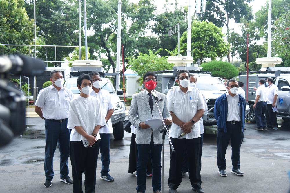 Menteri Kominfo Johnny G Plate dan jajaran pejabat Ditjen SDPPI pada  konferensi pers  Peluncuran Stasiun Monitoring Bergerak di Halaman Utama Gedung Kemkomino, Senin (18/10/2021).