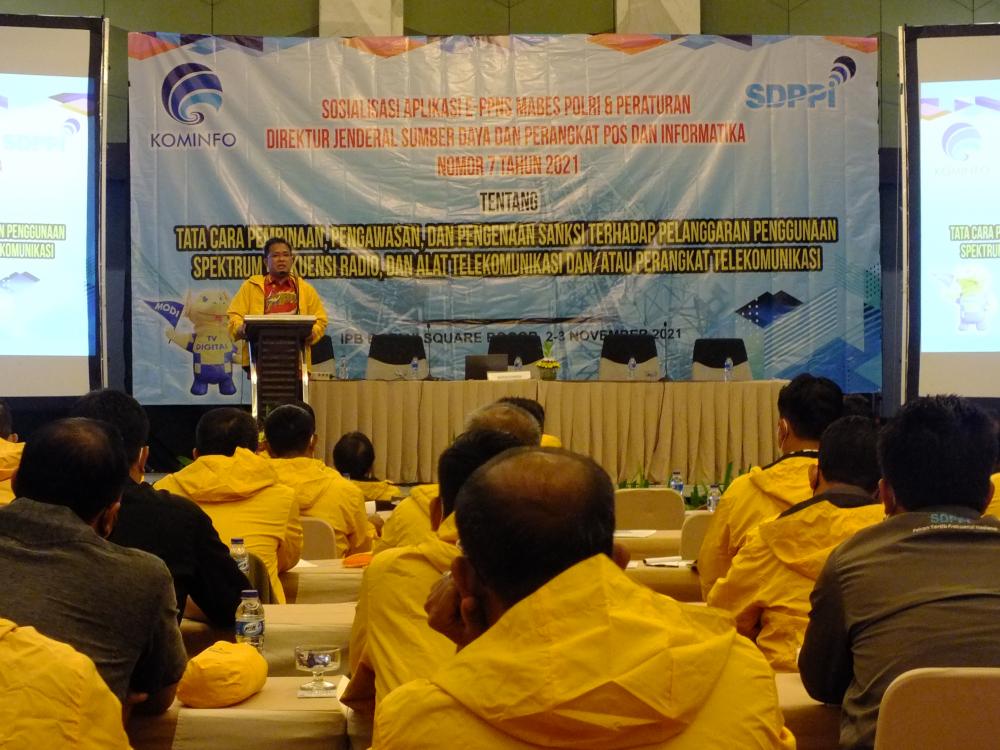 Sabirin Mochtar, Direktur Pengendalian SDPPI menyampaikan UU Cipta Kerja mengamanatkan sanksi administratif dalam melakukan pengawasan dan pengendalian penggunaan spektrum frekuensi radio dan alat/perangkat telekomunikasi.pada Sosialisasi yang bertempat di Bogor, Selasa (2/11/2021).