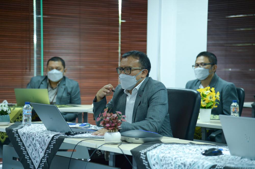Direktur Operasi Sumber Daya, Dwi Handoko, menjelaskan kegiatan ZI satkernya kepada Tim Penilai Nasional pada Desk Evaluasi yang dilakukan secara daring, Kamis (04/11/2021).