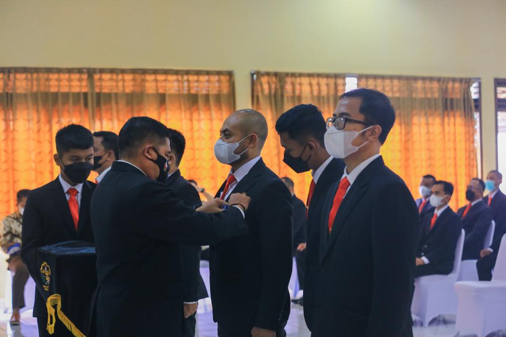 Aryo Pamoragung mewakili peserta Diklat Manajemen PPNS menerima penyematan tanda peserta diklat, Selasa (09/11/2021).