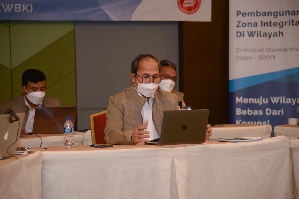 Direktur Standardisasi PPI Mulyadi saat memaparkan layanan Direktorat Standardisasi pada Kegiatan Desk Evaluation Tim Penilai Nasional (TPN) Pembangunan Zona Integritas menuju Wilayah Bebas dari Korupsi (WBK), Rabu (10/11/2021),  di IPB Convention Hotel Bogor. 