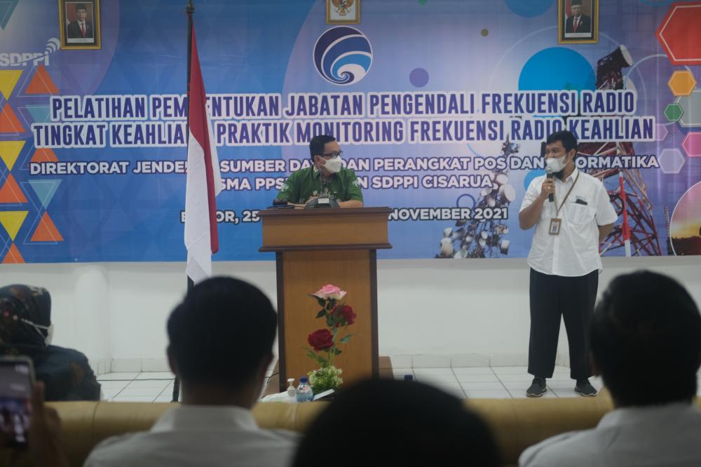 Koordinator Umum dan Kepegawaian Hasyim Fiater dalam sesi penutupan berinteraksi dengan salah satu peserta pelatihan Diklat  Pembentukan Pejabat Fungsional Monitoring Spektrum Frekuensi Radio, Senin (22/11/2021).