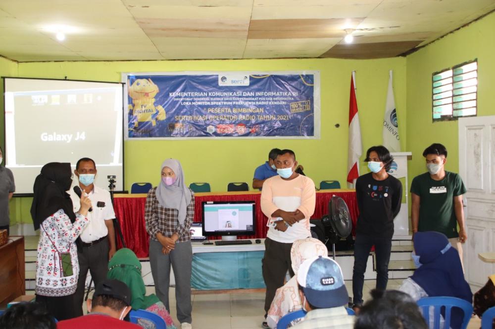 Loka Monitor Kendari berkolaborasi dengan Direktorat Operasi Sumber Daya Direktorat Jenderal Sumber Daya dan Perangkat Pos dan Informatika (Ditjen SDPPI) Kementerian Komunikasi dan Informatika (Kemkominfo) menggelar Bimbingan Teknis (Bimtek) Sertifikasi Operator Radio Non Solas Tahap V, Selasa (23/11/2021).