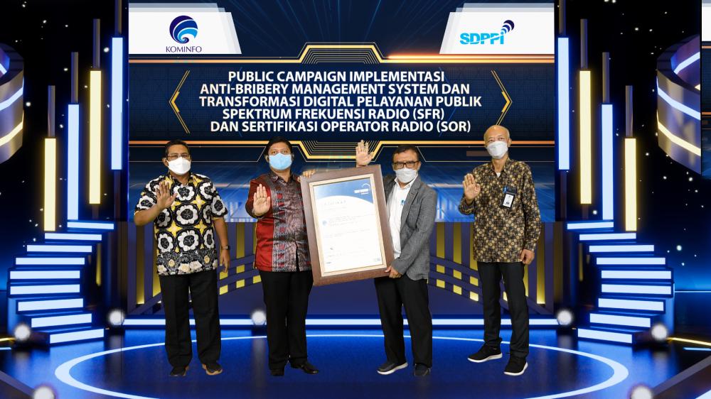 Sertifikat diserahkan oleh TUV NORD Indonesia,  Selasa (30/1/2021), dalam acara Public Campaign Implementasi Anti-Bribery Management System dan Transformasi Digital Pelayanan Publik Spektrum Frekuensi Radio (SFR) dan Sertifikasi Operator Radio (SOR). Penyerahan sertifikat dilakukan oleh Direktur TUV NORD Indonesia Bayu Wicaksana kepada Direktur Operasi Sumber Daya Dwi Handoko, disaksikan oleh Irjen Kemkominfo Doddy Setiadi dan Dirjen SDPPI Ismail.