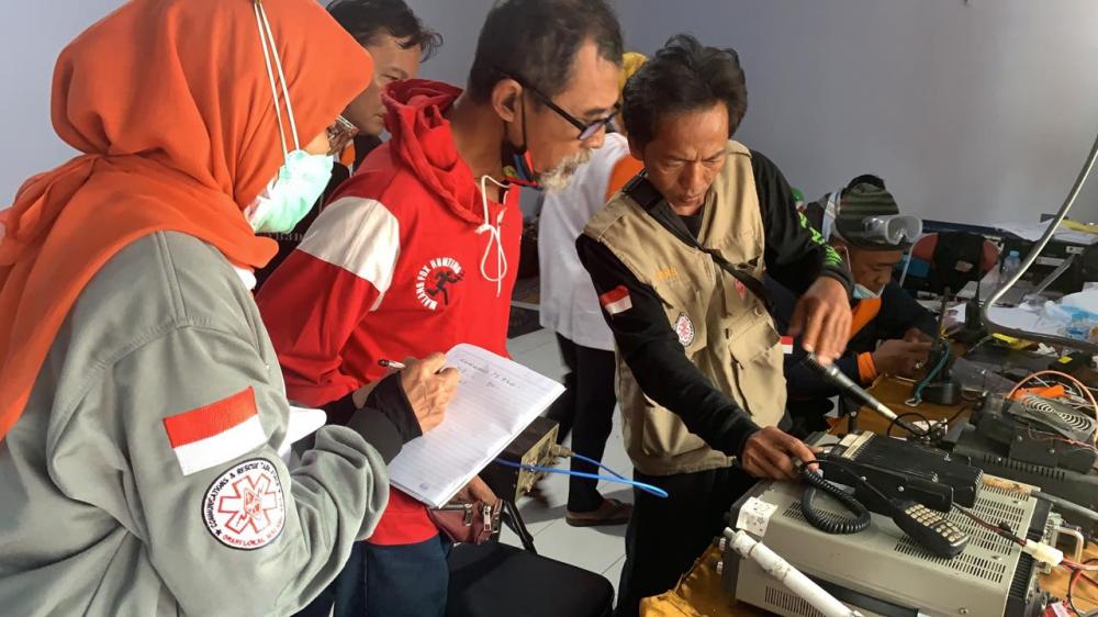 Ilustrasi: Dukungan komunikasi dilakukan oleh Balmon Surabaya dengan Operator Seluler, ORARI/RAPI pada musibah meletusnya Gunung Sumeru di Kabupaten Lumajang, Minggu (5/12/2021).