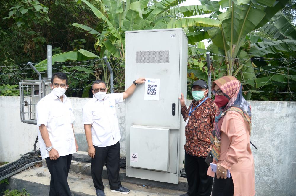 Direktur Operasi Sumber Daya, Dwi Handoko, didampingi Kabalmon DKI Jakarta meninjau site pemasangan QR Code di Cikarang, Jawa Barat Senin (6/12/2021).