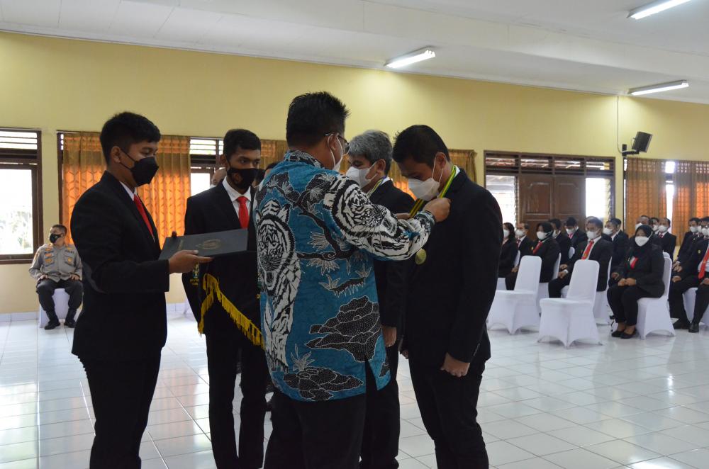 “Tahun 2021 sudah banyak target operasi dalam proses administratif. Ada ribuan kasus berjalan, diharapkan pada 2022, kita dapat lebih berlari menyelesaikannya,” pinta Sekretaris Direktorat Jenderal Sumber Daya dan Perangkat Pos dan Informatika (Sesditjen SDPPI) Sabirin Mochtar, Rabu (8/12/2021),