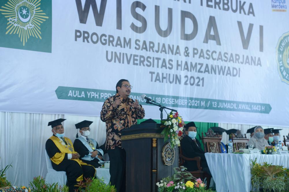 Direktur Jenderal Sumber Daya dan Perangkat Pos dan Informatika (Dirjen SDPPI) Ismail  memaparkan riset pemetaan kebutuhan kompetensi SDM TIK pada OrasiIlmiah di Lombok Timur, (18/12/2021).