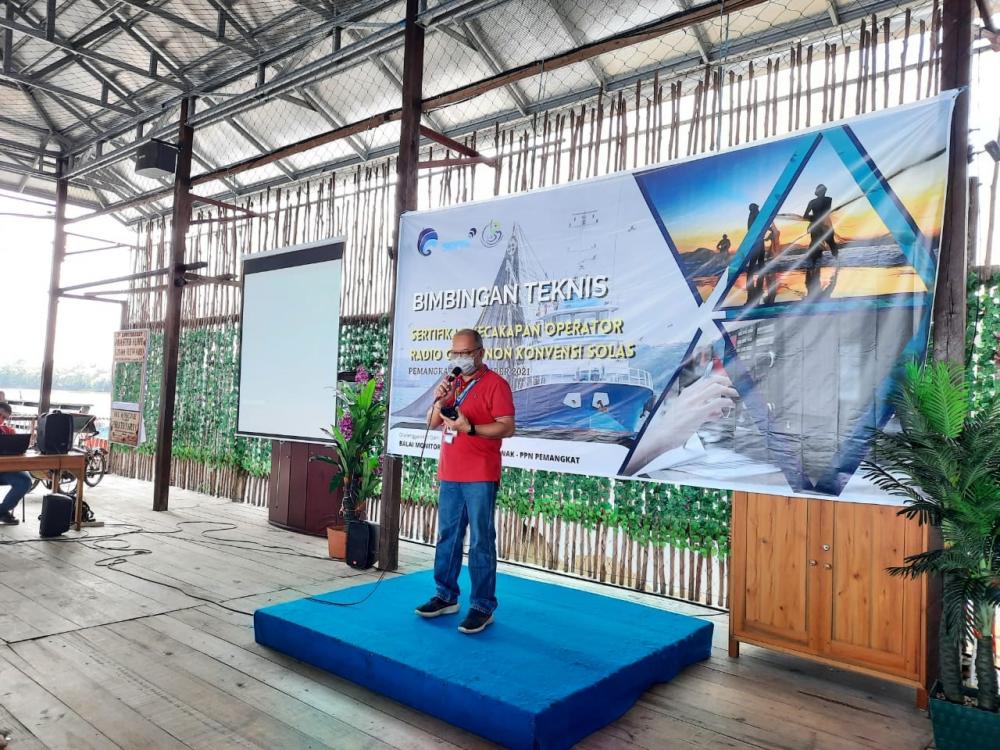 Kepala Balai Monitor Spektrum Frekuensi Radio (SFR) Kelas II Pontianak Boby Satriyo Sulaiman,  saat memberikan sambutan Sosialisasi dan Bimbingan Teknis Sertifikasi Kecakapan Operator Radio (SKOR) Short Range Certificate (SRC) Non Konvensi Safety of Life at Sea (SOLAS)  di Pelabuhan Perikanan Nusantara (PPN) Pemangkat, Kalimantan Barat.