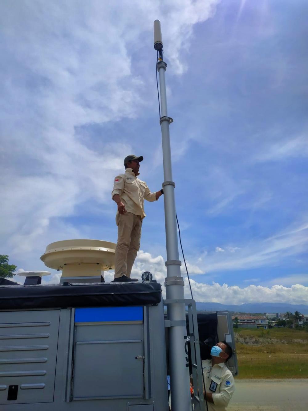 Petugas Pengendali Frekuensi Radio, Balmon Kelas II Palu amankan frekuensi jelang Natal dan Tahun Baru 2022. Palu (20/12/2021)