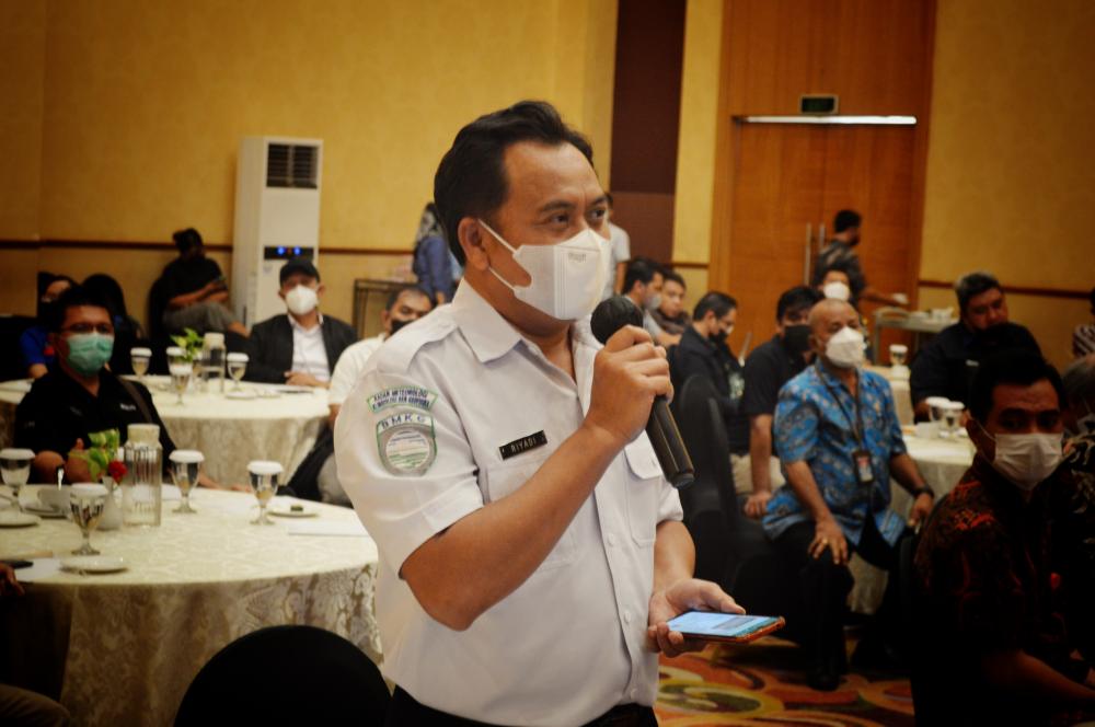Tampak peserta  antusias mengikuti kegiatan dengan bertanya pada Sosialisasi dan Edukasi kepada para pengguna frekuensi radio se-Sulawesi Utara di Hotel Aston, Kamis (24/2/2022).