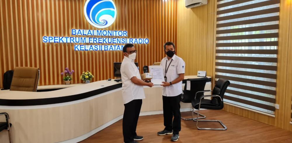 Serah terima perangkat QR Code Scanner dari Direktur Operasi Sumber Daya, Dwi Handoko (kanan) kepada Kepala Balmon SFR Kelas II Batam , Abdul Salam (kiri). Batam, Senin (7/3/2022)