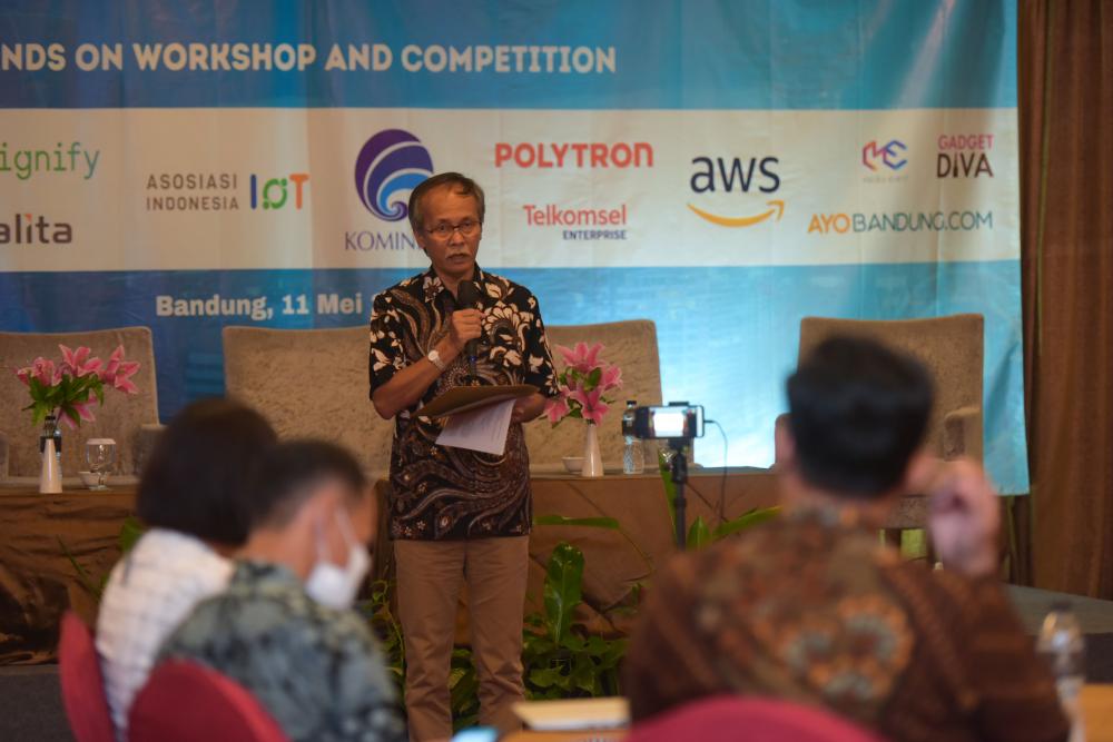 Ketua Tim Kerja Perumusan Standar Teknis Indra Utama, memberi sambutan seminar IoT yang berlangsung di Hotel Grand Tjokro Premiere Bandung, Rabu (11/5/2022).