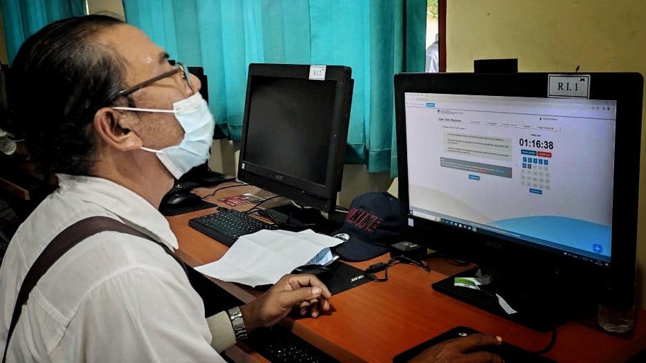 Tampak peserta Ujian Nasional Amatir Radio (UNAR) Non Reguler  sedang  mengerjaan soal melalui computer assisted test (CAT). Ujian UNAR TERSEBUT yang dilaksanakan oleh Balai Monitor (Balmon) Spektrum Frekuensi Radio Kelas I Denpasar di Nusa Penida (26/5/2022)