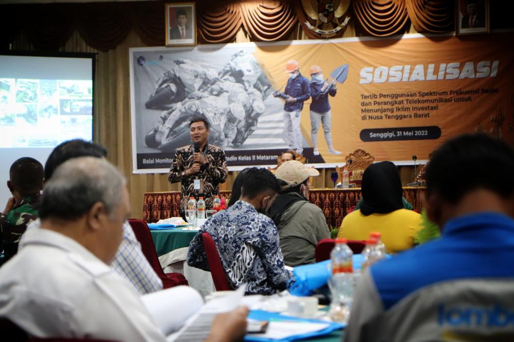 Kepala Balai Monitor SFR Kelas II Mataram Kasno saat menyampaikan sosialisasi di Senggigi Kabupaten Lombok Barat,  Selasa (31/5/2022)