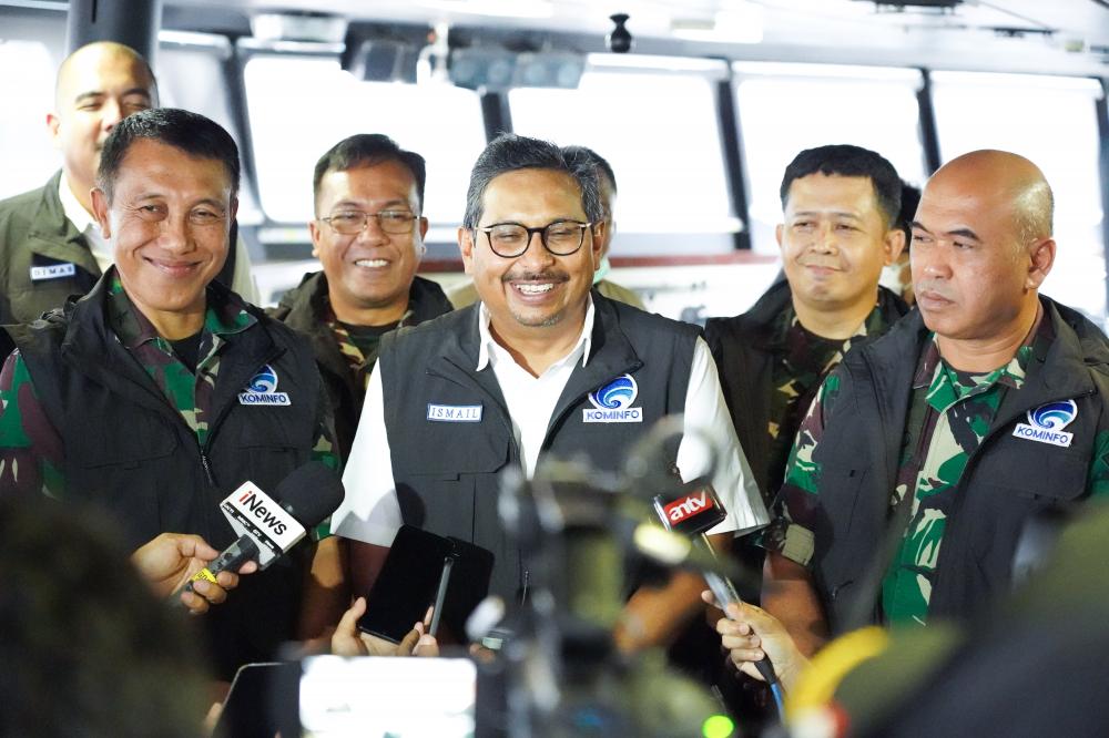 Dirjen SDPPI Ismail dalam konferensi pers dengan wartawan didampingi Asisten Komunikasi dan Elektronika Kasal Laksma TNI Avando Bastari, Kepala Dinas Komunikasi dan Elektronika Angkatan Laut Laksma TNI Joko Edi Suprianto.