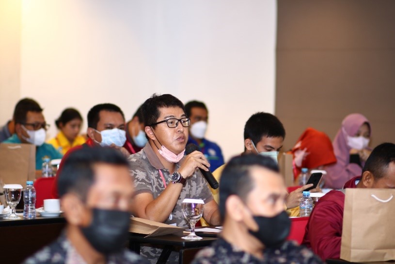 Seorang peserta  mengajukan pertanyaan  pada sosialisasi untuk berbagi informasi tentang aturan dalam memanfaatkan frekuensi radio.yang diselenggarakan oleh Balmon Pontianak, Kamis (23/06/2022).