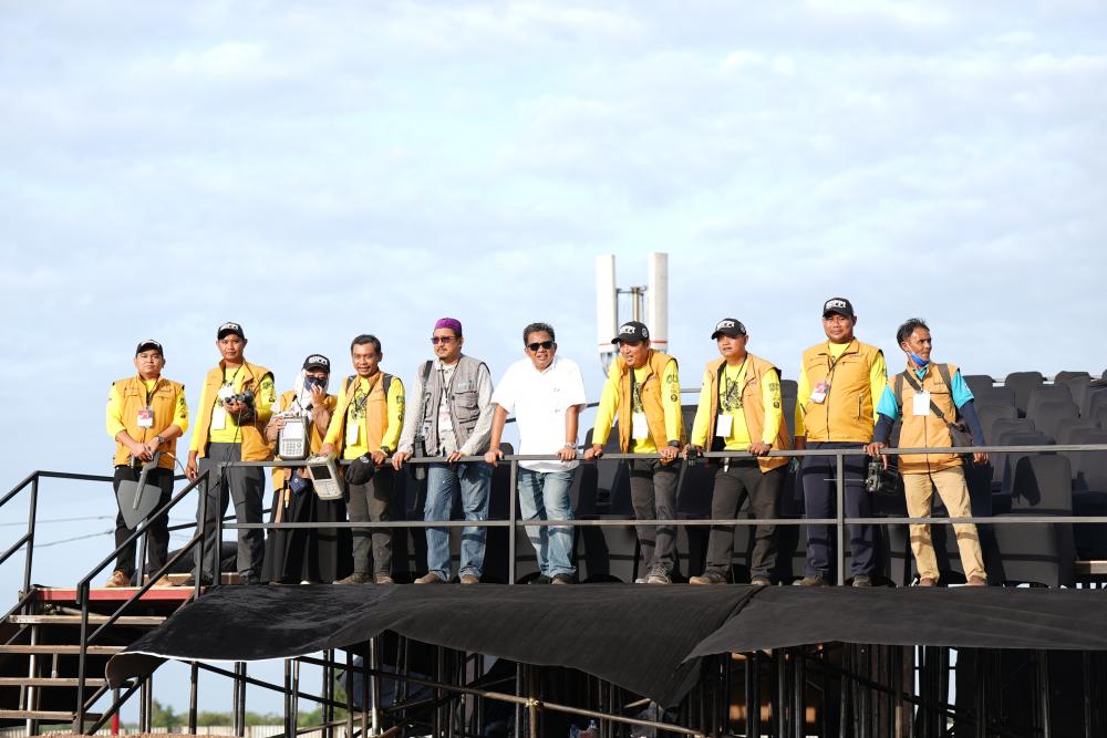 Direktur Pengendalian SDPPI Sabirin Mochtar didampingi Kepala Balmon Mataram Kasno dan Kepala Balmon Denpasar Zainullah beserta tim meninjau persiapan pengukuran di lokasi MXGP Sumbawa, Sabtu (25/06/2022).