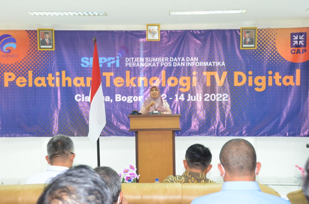 Siti Chadidjah, Ketua Tim Kerja Manajemen SDM, Organisasi, dan RB Ditjen SDPPI menyampaikan sambutan penutupan pelatihan Teknologi TV Digital, Kamis (14/07/2022).