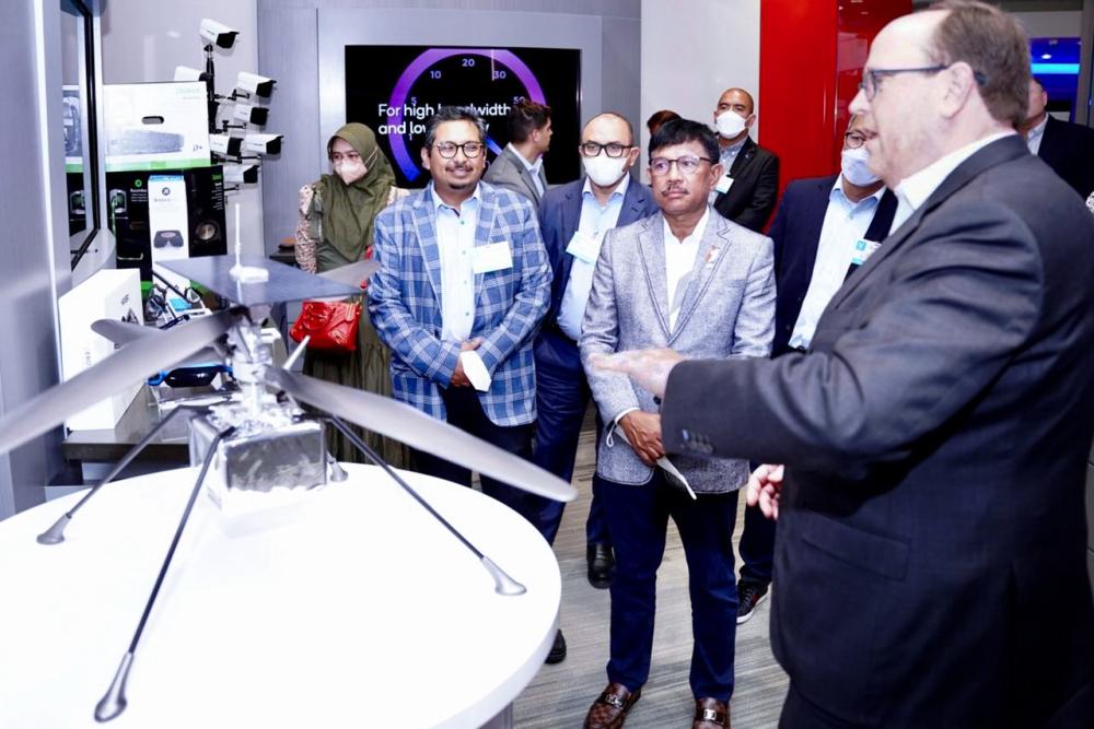Dirjen SDPPI Ismail mendampingi Menteri Kominfo dalam kunjungan ke salah satu vendor telekomunikasi di Amerika Serikat .