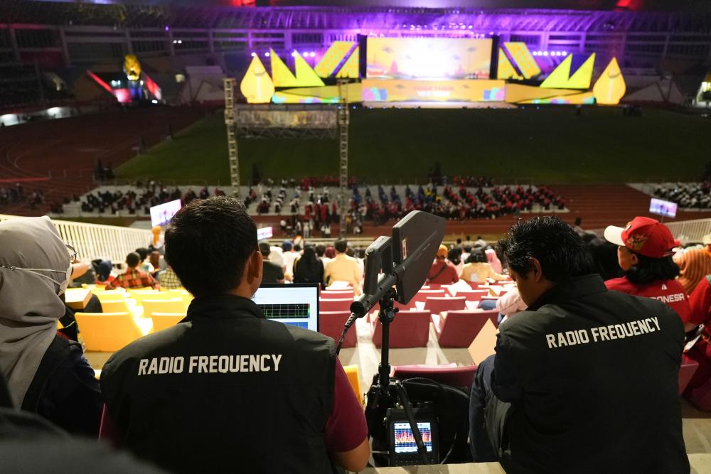 Tim monitoring melakukan kegiatan pengawasan frekuensi dan perangkat selama pertandingan ASEAN Para Games berlangsung di Solo.