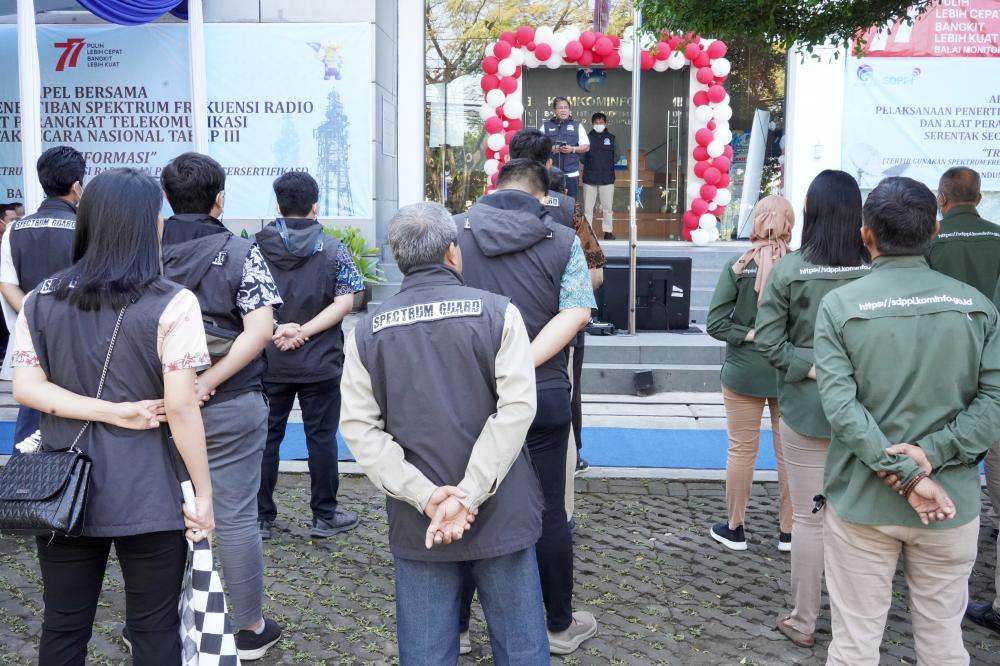 Direktur Pengendalian SDPPI Sabirin Mochtar menyampaikan sambutan Apel Bersama Pekan Penertiban Nasional Tahap III di UPT Bandung, Jumat (19/8/2022).