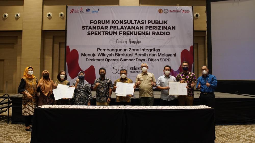 Foto bersama dalam kegiatan Forum Konsultasi Publik Standar Pelayanan Perizinan Spektrum Frekuensi Radio, Selasa (23/8/2022).