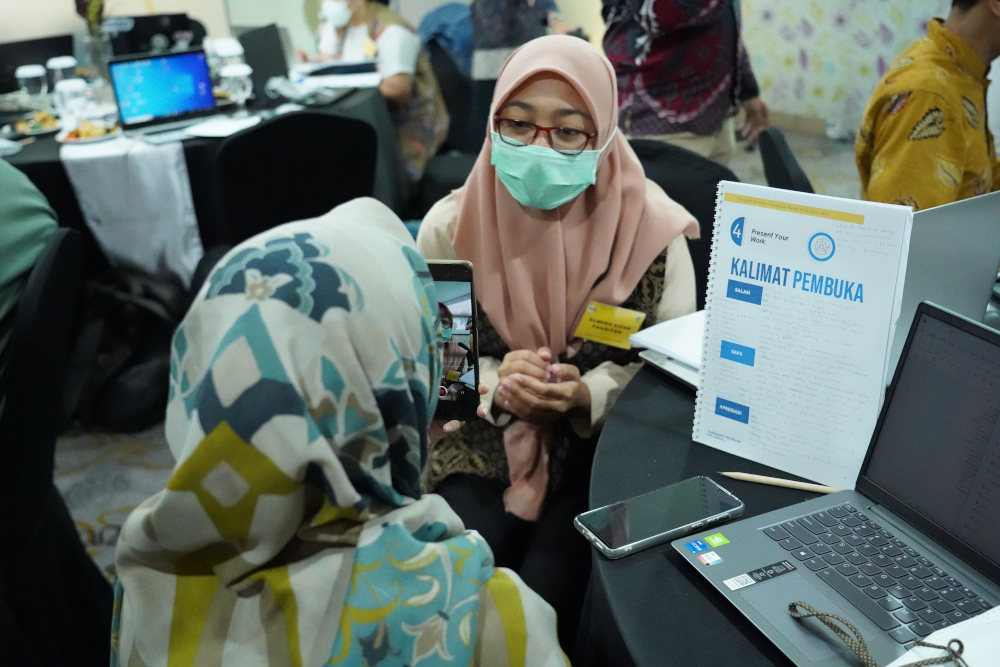 Peserta sedang merekam praktek presentasi yang telah diperoleh selama pelatihan Powerpoint Mastery dan Data Storytelling, Jum'at (26/08/2022)