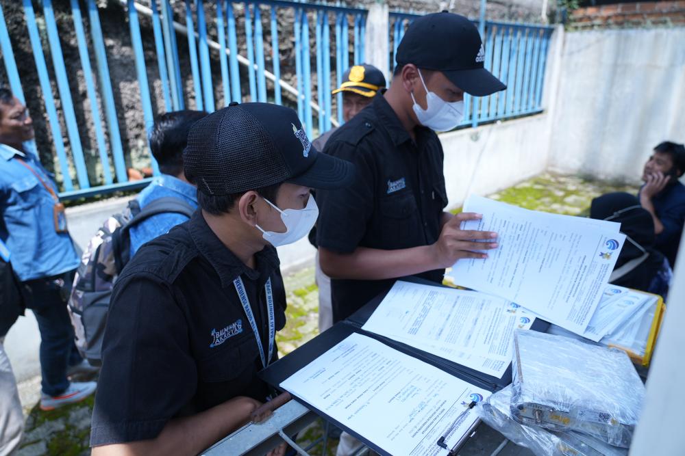 Tim Monitoring Balmon Jakarta sedang memeriksa dokumen Berita Acara dalam kegiatan Pekan Tertib Nasional Tahap III di salah satu lokasi di Bogor, Kamis (25/08/2022).