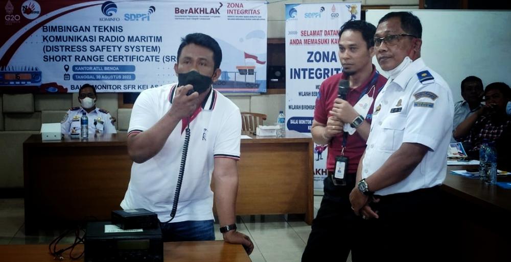 Peserta Bimbingan teknis melakukan simulasi komunikasi pada kegiatan  Bimbingan teknis Distress Safety System Short Range Sertificate. Selasa (30/08/2022)